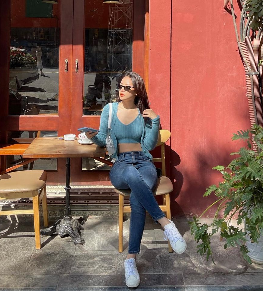 Instagram look của sao Việt tuần qua: Chi Pu “quẩy” skinny jeans ít ai mặc, Quỳnh Kool diện đồ lộ dây áo lót - Ảnh 1. Instagram look của sao Việt tuần qua: Chi Pu “quẩy” skinny jeans ít ai mặc, Quỳnh Kool diện đồ lộ dây áo lót - Ảnh 1.