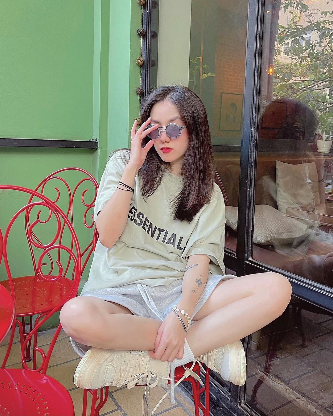 Instagram look của sao Việt tuần qua: Chi Pu “quẩy” skinny jeans ít ai mặc, Quỳnh Kool diện đồ lộ dây áo lót - Ảnh 5. Instagram look của sao Việt tuần qua: Chi Pu “quẩy” skinny jeans ít ai mặc, Quỳnh Kool diện đồ lộ dây áo lót - Ảnh 5.