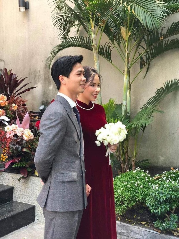 Vợ Công Phượng giản dị hết mức, lần cưới thứ 3 tại quê chồng vẫn chọn tóc búi đơn giản và áo dài đơn sắc - Ảnh 2. Vợ Công Phượng giản dị hết mức, lần cưới thứ 3 tại quê chồng vẫn chọn tóc búi đơn giản và áo dài đơn sắc - Ảnh 2.