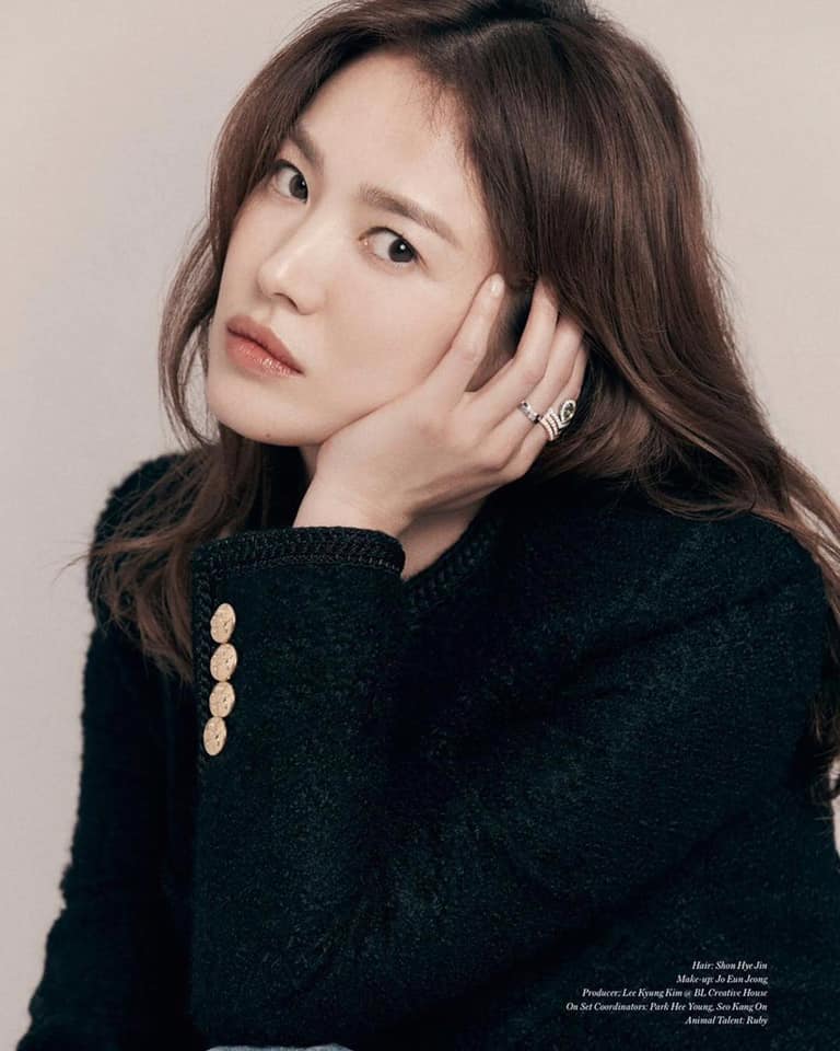 Song Hye Kyo đụng hàng Lisa: Tường thành nhan sắc U40 liệu có qua mặt đại sứ toàn cầu của Celine? - Ảnh 2. Song Hye Kyo đụng hàng Lisa: Tường thành nhan sắc U40 liệu có qua mặt đại sứ toàn cầu của Celine? - Ảnh 2.