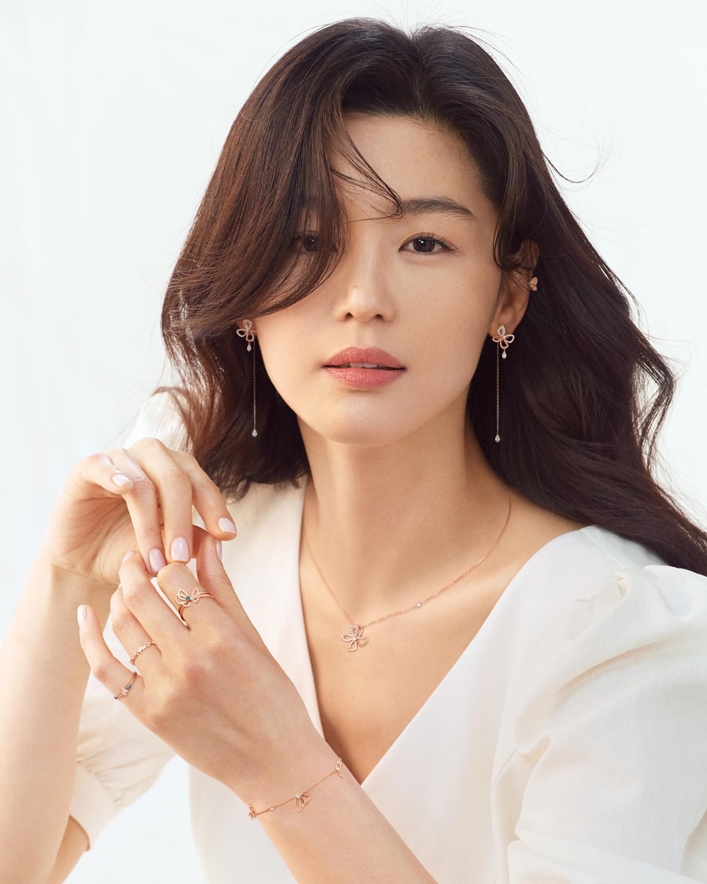 7 nguyên tắc làm đẹp của Jeon Ji Hyun: U40 mà trẻ như 20, vóc dáng thon gọn chuẩn "mợ Chảnh" - Ảnh 2. 7 nguyên tắc làm đẹp của Jeon Ji Hyun: U40 mà trẻ như 20, vóc dáng thon gọn chuẩn "mợ Chảnh" - Ảnh 2.