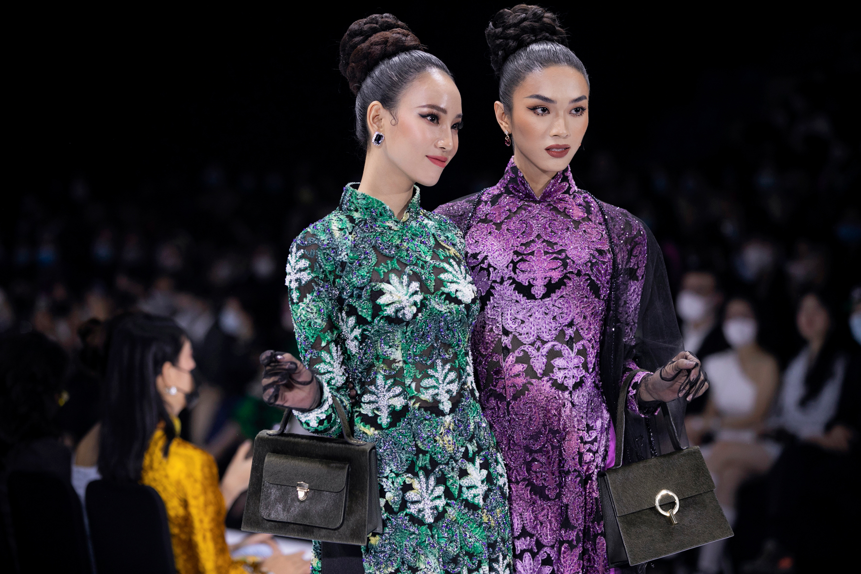 "Nữ hoàng nội y" Ngọc Trinh bỗng kín đến khó tin cùng Võ Hoàng Yến diện áo dài thướt tha như lướt trên sàn catwalk - Ảnh 6. "Nữ hoàng nội y" Ngọc Trinh bỗng kín đến khó tin cùng Võ Hoàng Yến diện áo dài thướt tha như lướt trên sàn catwalk - Ảnh 6.