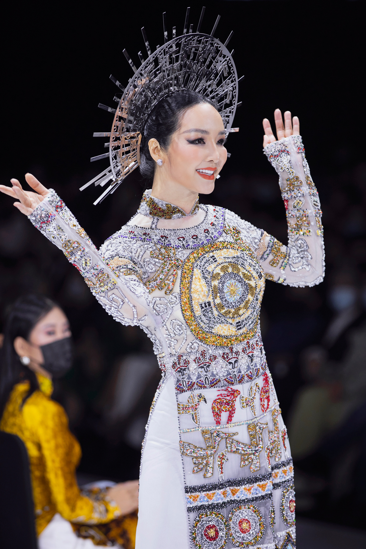 "Nữ hoàng nội y" Ngọc Trinh bỗng kín đến khó tin cùng Võ Hoàng Yến diện áo dài thướt tha như lướt trên sàn catwalk - Ảnh 1. "Nữ hoàng nội y" Ngọc Trinh bỗng kín đến khó tin cùng Võ Hoàng Yến diện áo dài thướt tha như lướt trên sàn catwalk - Ảnh 1.