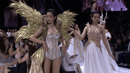 So trình catwalk của 3 nàng Tân Hoa hậu tại show thời trang: Đỗ Hà sở hữu đôi chân dài nhất liệu có phải là lợi thế? - Ảnh 2. So trình catwalk của 3 nàng Tân Hoa hậu tại show thời trang: Đỗ Hà sở hữu đôi chân dài nhất liệu có phải là lợi thế? - Ảnh 2.