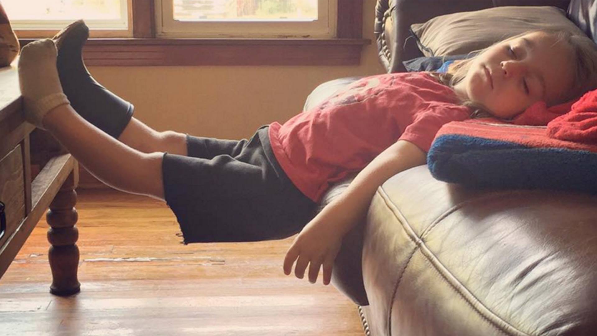 ребенок после падения с дивана уснул