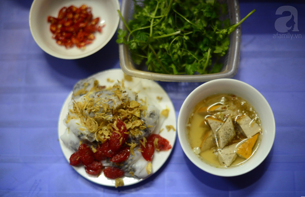 Bên cạnh bún chửi, đầu bếp Anthony đã quảng cáo hàng bánh cuốn nóng 35 năm tuổi này trên CNN - Ảnh 9. Bên cạnh bún chửi, đầu bếp Anthony đã quảng cáo hàng bánh cuốn nóng 35 năm tuổi này trên CNN - Ảnh 9.