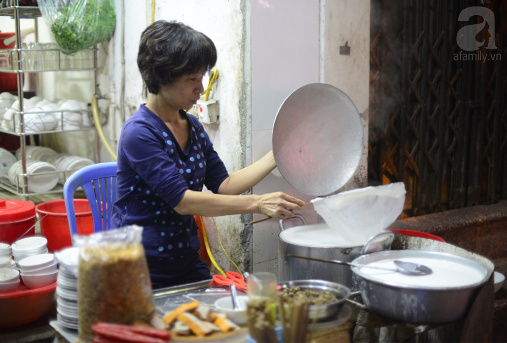 Bên cạnh bún chửi, đầu bếp Anthony đã quảng cáo hàng bánh cuốn nóng 35 năm tuổi này trên CNN - Ảnh 8. Bên cạnh bún chửi, đầu bếp Anthony đã quảng cáo hàng bánh cuốn nóng 35 năm tuổi này trên CNN - Ảnh 8.