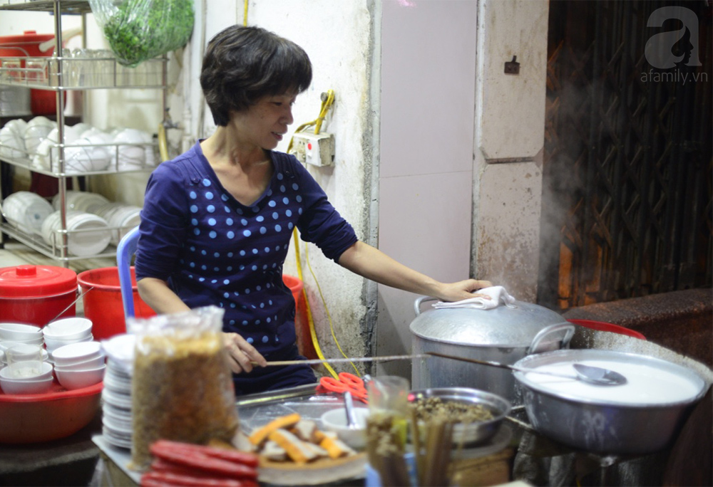 Bên cạnh bún chửi, đầu bếp Anthony đã quảng cáo hàng bánh cuốn nóng 35 năm tuổi này trên CNN - Ảnh 7. Bên cạnh bún chửi, đầu bếp Anthony đã quảng cáo hàng bánh cuốn nóng 35 năm tuổi này trên CNN - Ảnh 7.