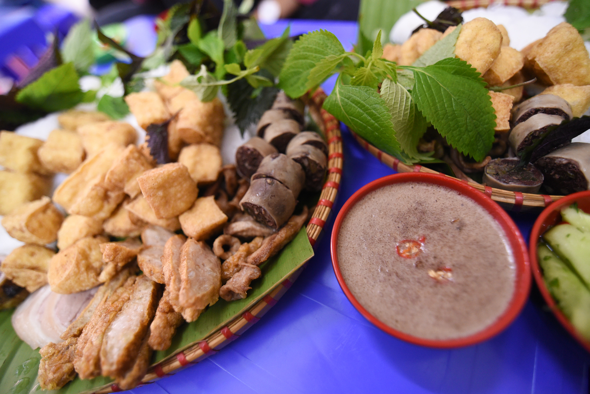 Lạ miệng món bún đậu mắm tôm hành phi trên phố Hoàng Cầu - Ảnh 2. Lạ miệng món bún đậu mắm tôm hành phi trên phố Hoàng Cầu - Ảnh 2.