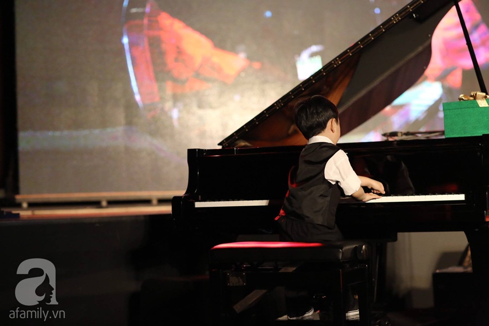 Hình ảnh đầu tiên của thần đồng 5 tuổi Evan Le trên sân khấu Việt Nam khiến nhiều người tự hào đến rơi lệ - Ảnh 2. Hình ảnh đầu tiên của thần đồng 5 tuổi Evan Le trên sân khấu Việt Nam khiến nhiều người tự hào đến rơi lệ - Ảnh 2.