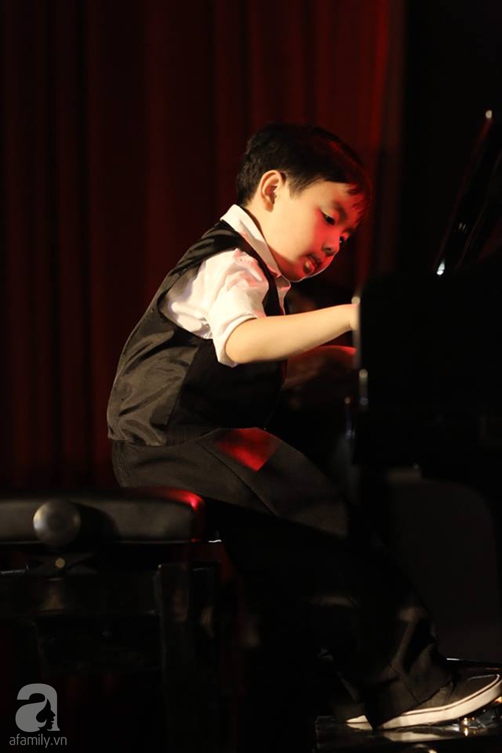 Hình ảnh đầu tiên của thần đồng 5 tuổi Evan Le trên sân khấu Việt Nam khiến nhiều người tự hào đến rơi lệ - Ảnh 3. Hình ảnh đầu tiên của thần đồng 5 tuổi Evan Le trên sân khấu Việt Nam khiến nhiều người tự hào đến rơi lệ - Ảnh 3.