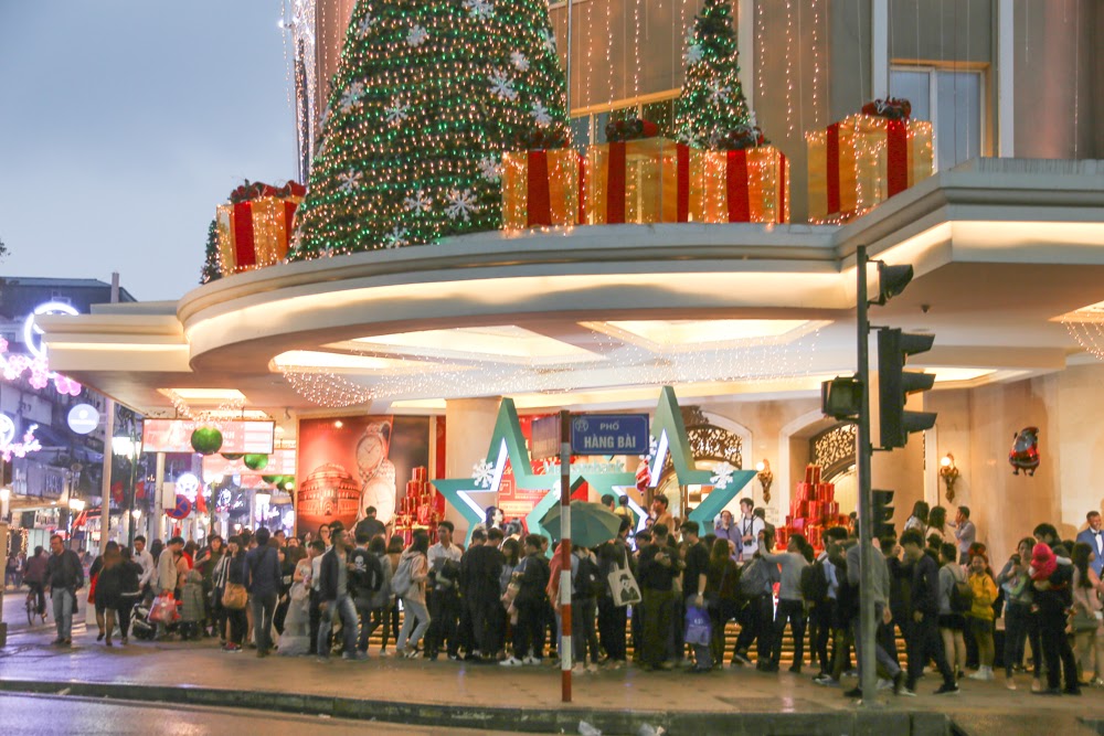 Hà Nội mưa bất chợt, dòng người đi chơi Giáng sinh hối hả trú mưa - Ảnh 6. Hà Nội mưa bất chợt, dòng người đi chơi Giáng sinh hối hả trú mưa - Ảnh 6.