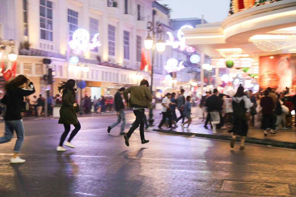 Hà Nội mưa bất chợt, dòng người đi chơi Giáng sinh hối hả trú mưa - Ảnh 3. Hà Nội mưa bất chợt, dòng người đi chơi Giáng sinh hối hả trú mưa - Ảnh 3.