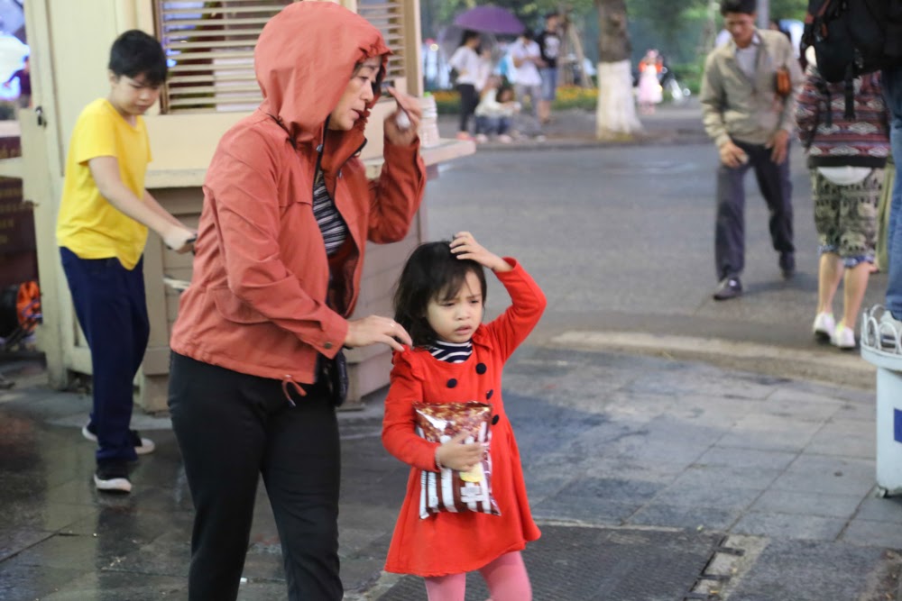 Hà Nội mưa bất chợt, dòng người đi chơi Giáng sinh hối hả trú mưa - Ảnh 7. Hà Nội mưa bất chợt, dòng người đi chơi Giáng sinh hối hả trú mưa - Ảnh 7.