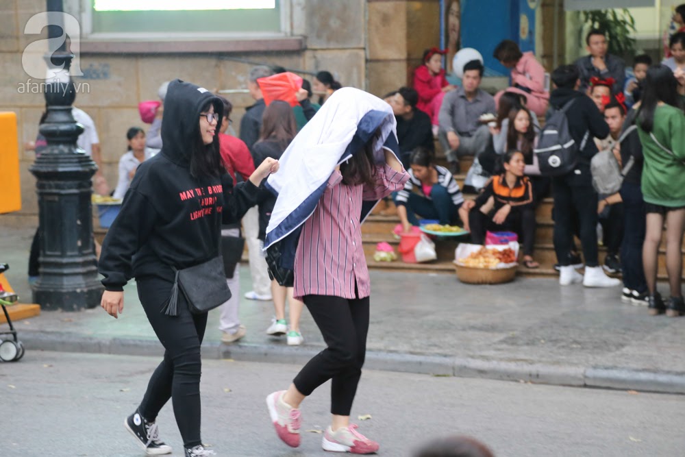 Hà Nội mưa bất chợt, dòng người đi chơi Giáng sinh hối hả trú mưa - Ảnh 4. Hà Nội mưa bất chợt, dòng người đi chơi Giáng sinh hối hả trú mưa - Ảnh 4.