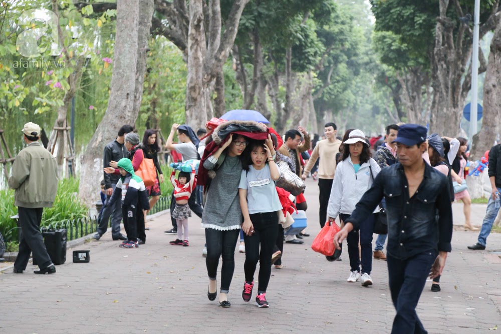 Hà Nội mưa bất chợt, dòng người đi chơi Giáng sinh hối hả trú mưa - Ảnh 10. Hà Nội mưa bất chợt, dòng người đi chơi Giáng sinh hối hả trú mưa - Ảnh 10.