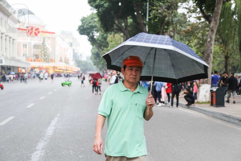 Hà Nội mưa bất chợt, dòng người đi chơi Giáng sinh hối hả trú mưa - Ảnh 11. Hà Nội mưa bất chợt, dòng người đi chơi Giáng sinh hối hả trú mưa - Ảnh 11.