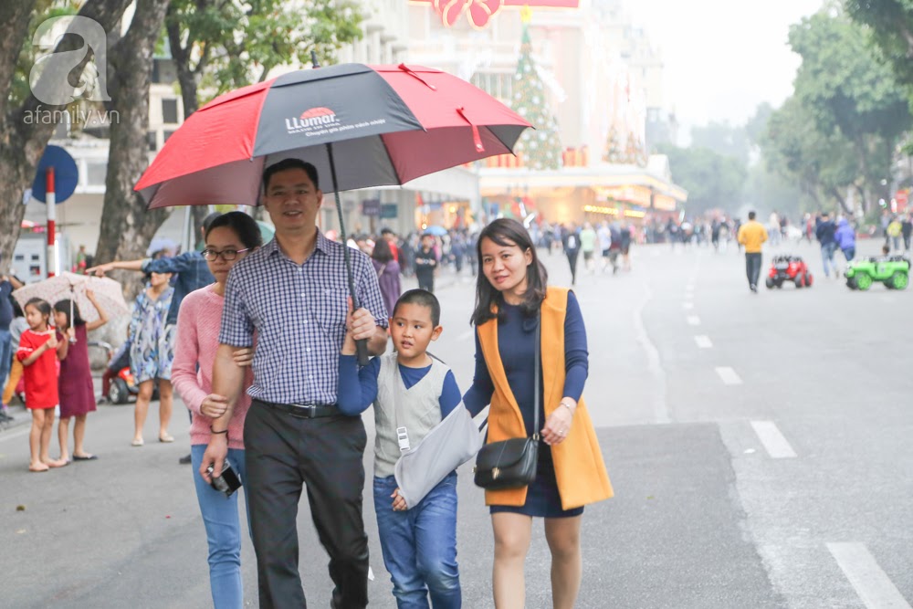 Hà Nội mưa bất chợt, dòng người đi chơi Giáng sinh hối hả trú mưa - Ảnh 12. Hà Nội mưa bất chợt, dòng người đi chơi Giáng sinh hối hả trú mưa - Ảnh 12.