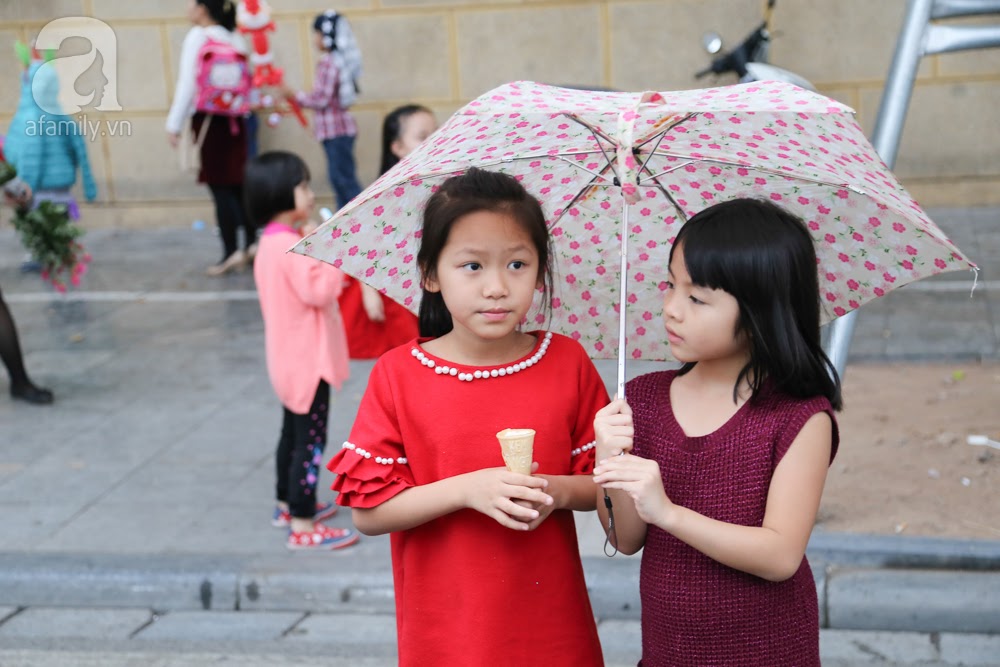 Hà Nội mưa bất chợt, dòng người đi chơi Giáng sinh hối hả trú mưa - Ảnh 13. Hà Nội mưa bất chợt, dòng người đi chơi Giáng sinh hối hả trú mưa - Ảnh 13.