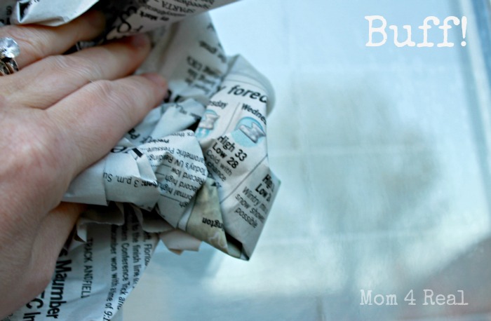 Không cần mua nước lau kính, cửa kính đầy bụi cũng sạch bóng nhờ hỗn hợp pha chế chưa đầy 3 giây - Ảnh 5. Không cần mua nước lau kính, cửa kính đầy bụi cũng sạch bóng nhờ hỗn hợp pha chế chưa đầy 3 giây - Ảnh 5.