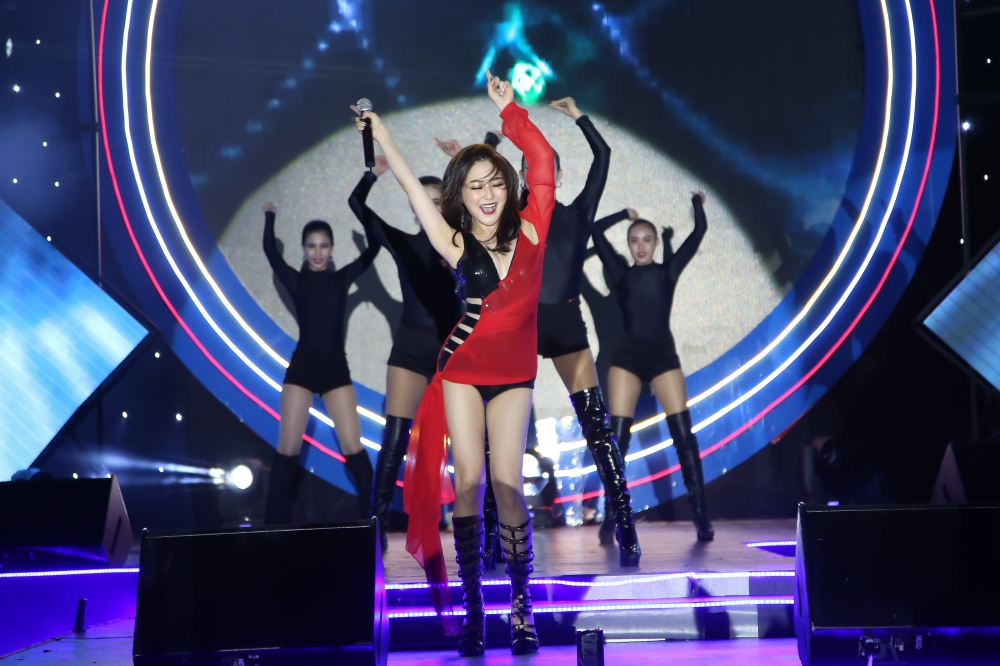 Hương Tràm diện đồ hở bạo diễn cực sung trước hàng chục ngàn sinh viên - Ảnh 2. Hương Tràm diện đồ hở bạo diễn cực sung trước hàng chục ngàn sinh viên - Ảnh 2.