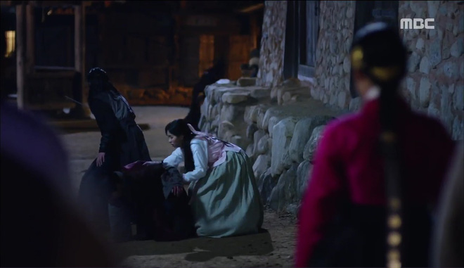 Yoo Seung Ho được nữ phụ cứu sống vì lấy thân bảo vệ nữ chính: Mối nghiệt duyên khiến khán giả đau lòng! - Ảnh 4.