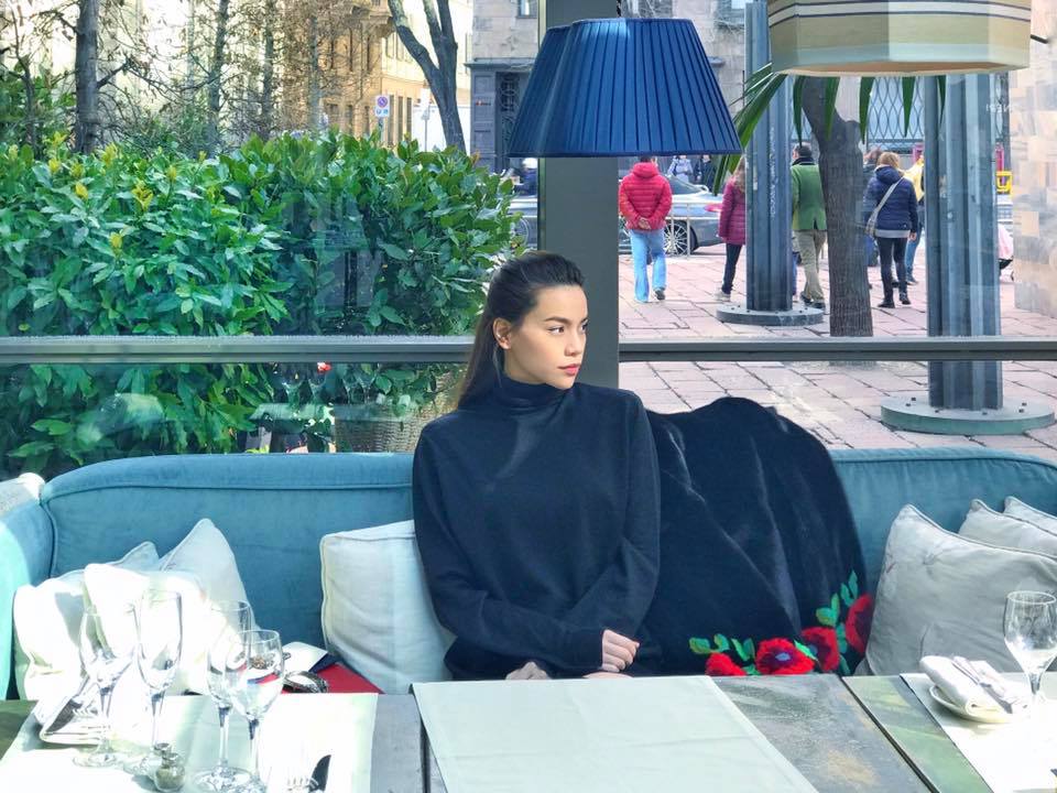 Choáng váng với BST áo khoác lông tiền tỷ Hà Hồ diện ở Milan - Ảnh 3. Choáng váng với BST áo khoác lông tiền tỷ Hà Hồ diện ở Milan - Ảnh 3.