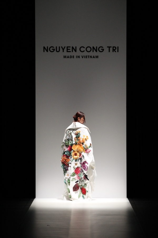 Thanh Hằng ấn tượng với thần thái sắc lạnh trong show diễn của Công Trí tại Tokyo Fashion Week - Ảnh 5.