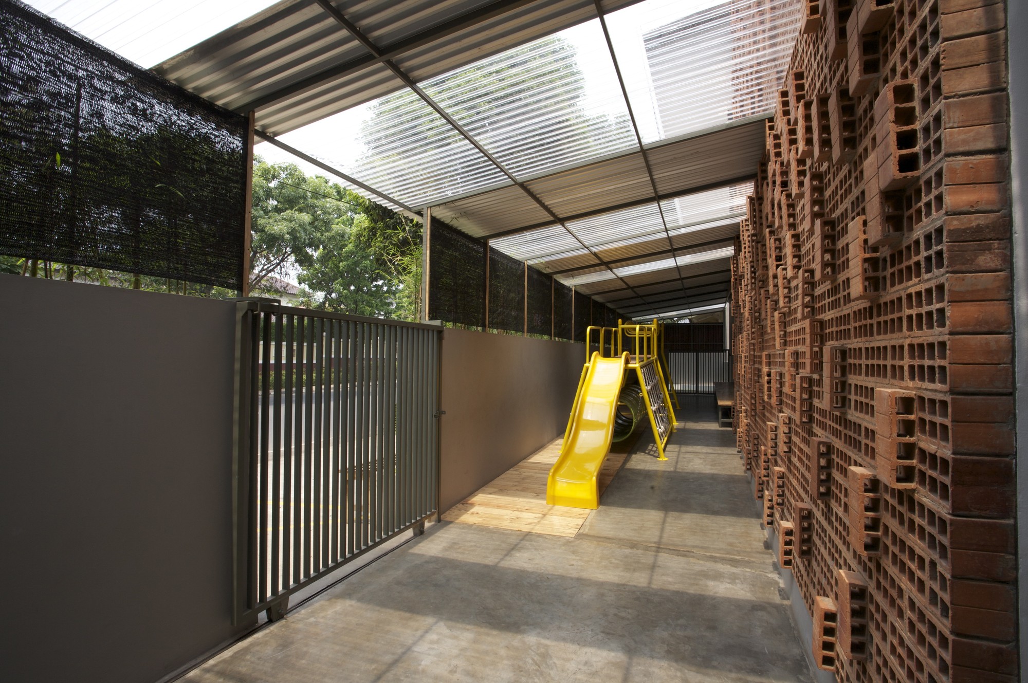 Giữa một khu vực dân cư đông đúc, vẫn có ngôi trường mầm non thoáng rộng và đầy cỏ xanh - Ảnh 10. Giữa một khu vực dân cư đông đúc, vẫn có ngôi trường mầm non thoáng rộng và đầy cỏ xanh - Ảnh 10.