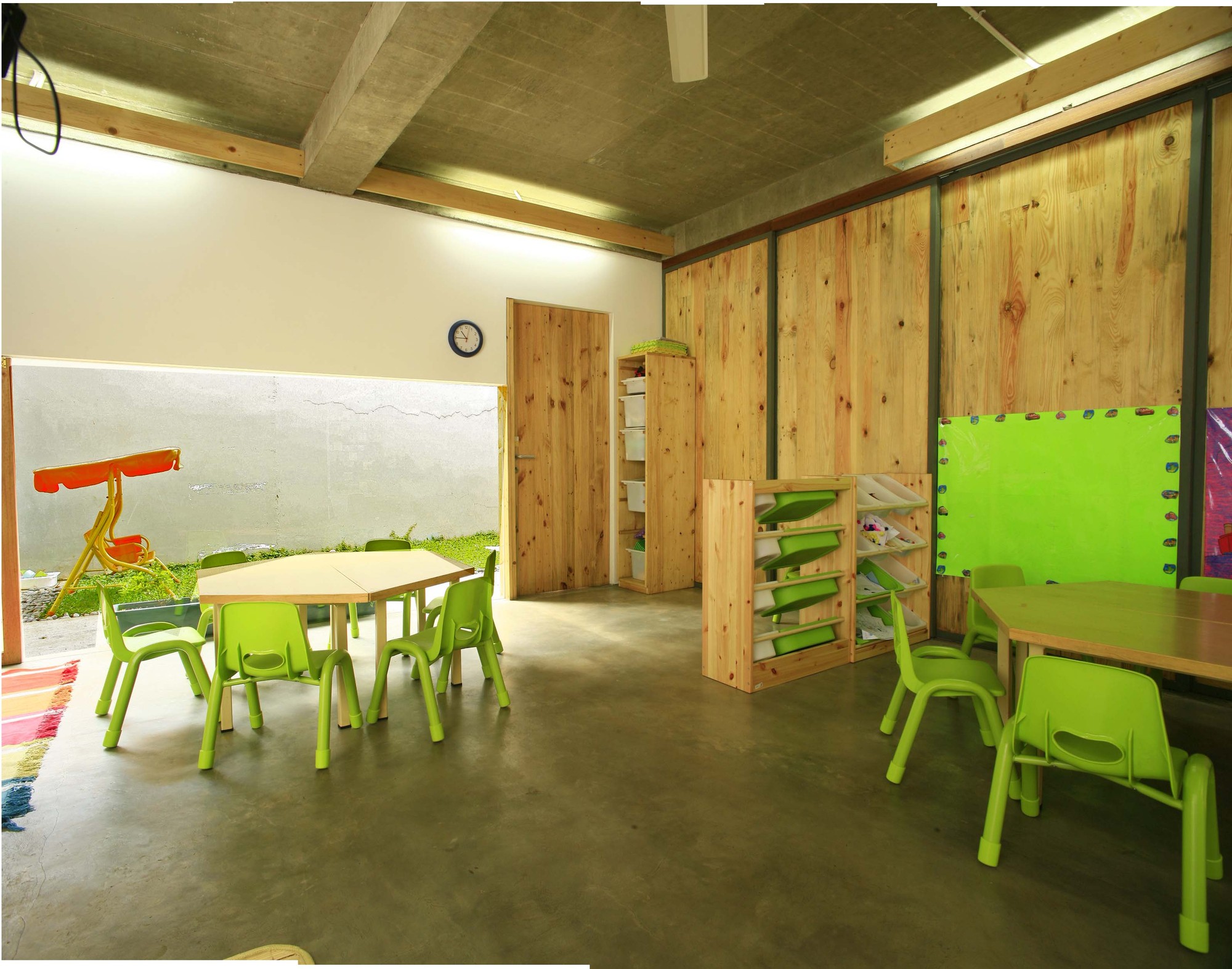 Giữa một khu vực dân cư đông đúc, vẫn có ngôi trường mầm non thoáng rộng và đầy cỏ xanh - Ảnh 14. Giữa một khu vực dân cư đông đúc, vẫn có ngôi trường mầm non thoáng rộng và đầy cỏ xanh - Ảnh 14.