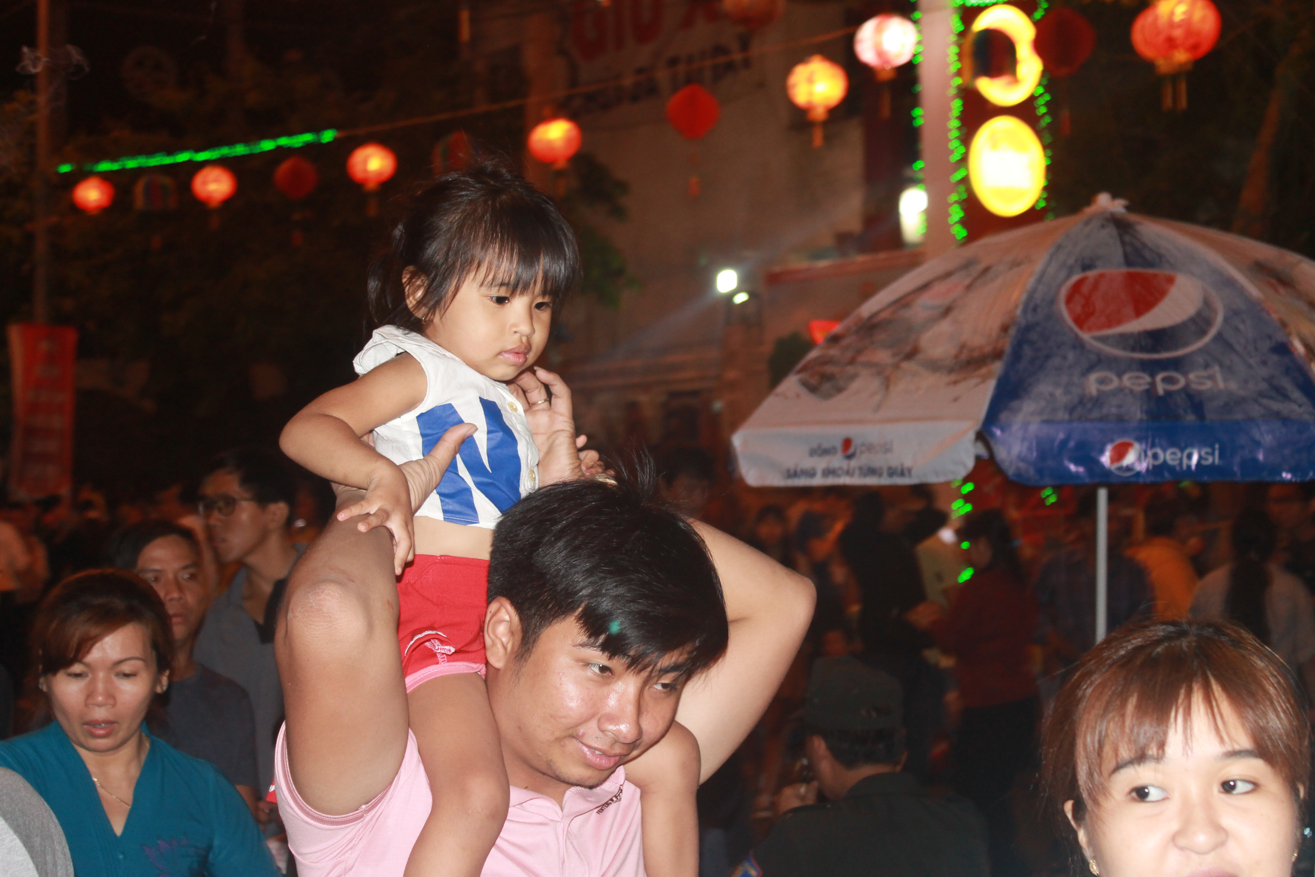 Ngộp thở, mệt mỏi trước biển người đổ về chùa bà Thiên Hậu đi lễ Rằm tháng Giêng lúc nửa đêm - Ảnh 7. Ngộp thở, mệt mỏi trước biển người đổ về chùa bà Thiên Hậu đi lễ Rằm tháng Giêng lúc nửa đêm - Ảnh 7.