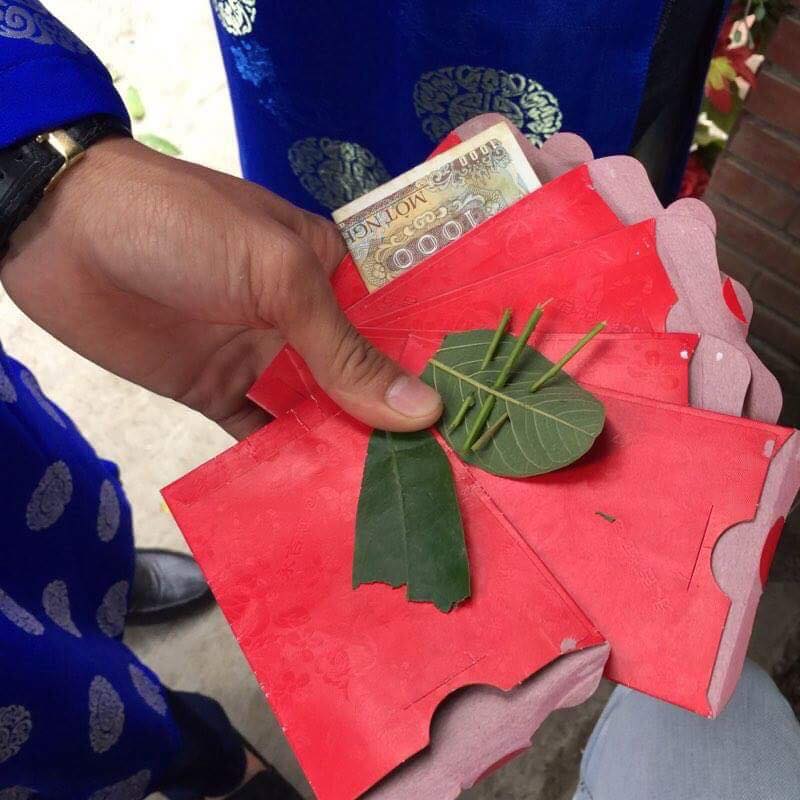 Thanh niên bê tráp cay đắng nhận được bao lì xì trao duyên xỏ lá 3 que - Ảnh 1. Thanh niên bê tráp cay đắng nhận được bao lì xì trao duyên xỏ lá 3 que - Ảnh 1.