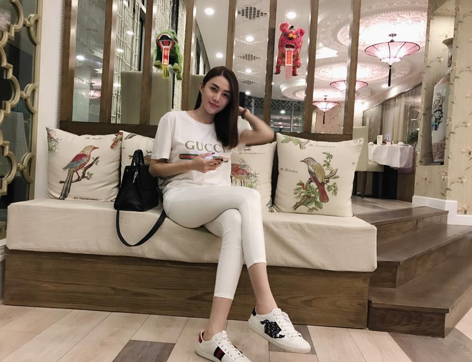 Những chiếc áo phông trị giá hơn chục triệu đồng của người đẹp Việt - Ảnh 8. Những chiếc áo phông trị giá hơn chục triệu đồng của người đẹp Việt - Ảnh 8.