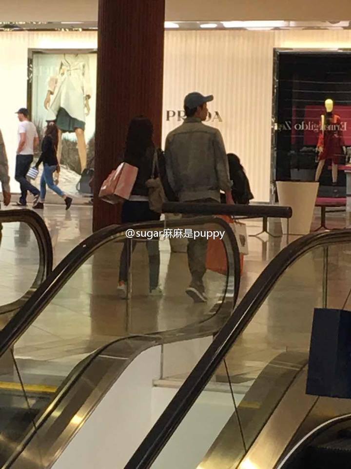 Vợ chồng Kim Tae Hee và Bi Rain tình tứ nắm tay nhau hẹn hò nhân dịp Valentine - Ảnh 1. Vợ chồng Kim Tae Hee và Bi Rain tình tứ nắm tay nhau hẹn hò nhân dịp Valentine - Ảnh 1.