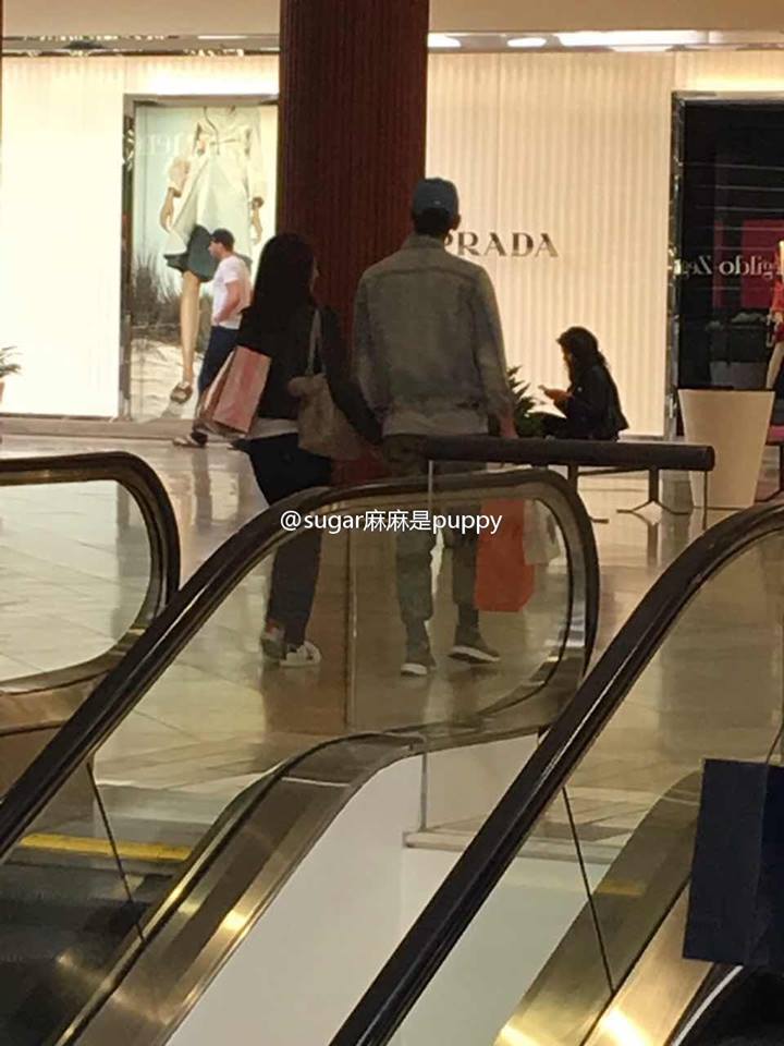 Vợ chồng Kim Tae Hee và Bi Rain tình tứ nắm tay nhau hẹn hò nhân dịp Valentine - Ảnh 2. Vợ chồng Kim Tae Hee và Bi Rain tình tứ nắm tay nhau hẹn hò nhân dịp Valentine - Ảnh 2.