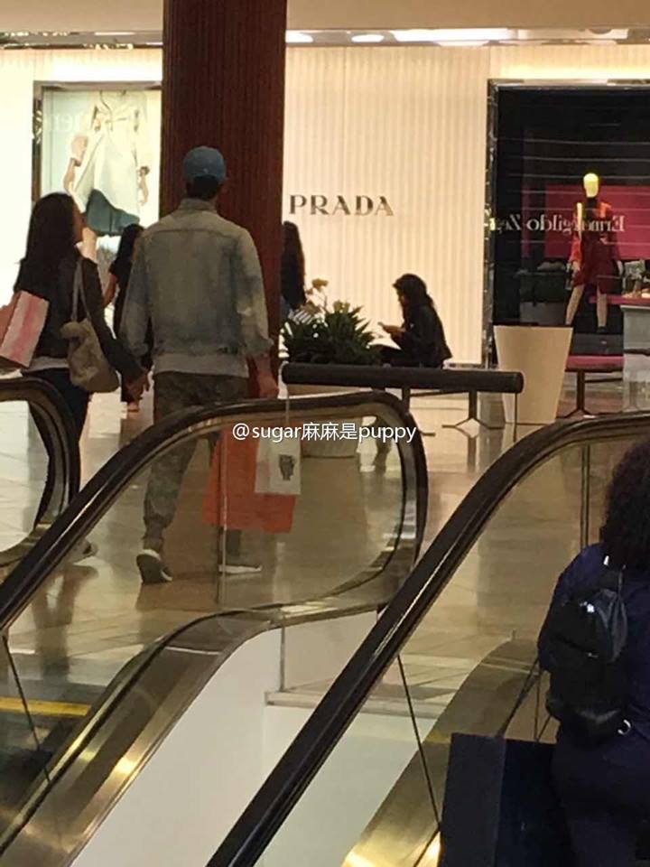 Vợ chồng Kim Tae Hee và Bi Rain tình tứ nắm tay nhau hẹn hò nhân dịp Valentine - Ảnh 3. Vợ chồng Kim Tae Hee và Bi Rain tình tứ nắm tay nhau hẹn hò nhân dịp Valentine - Ảnh 3.