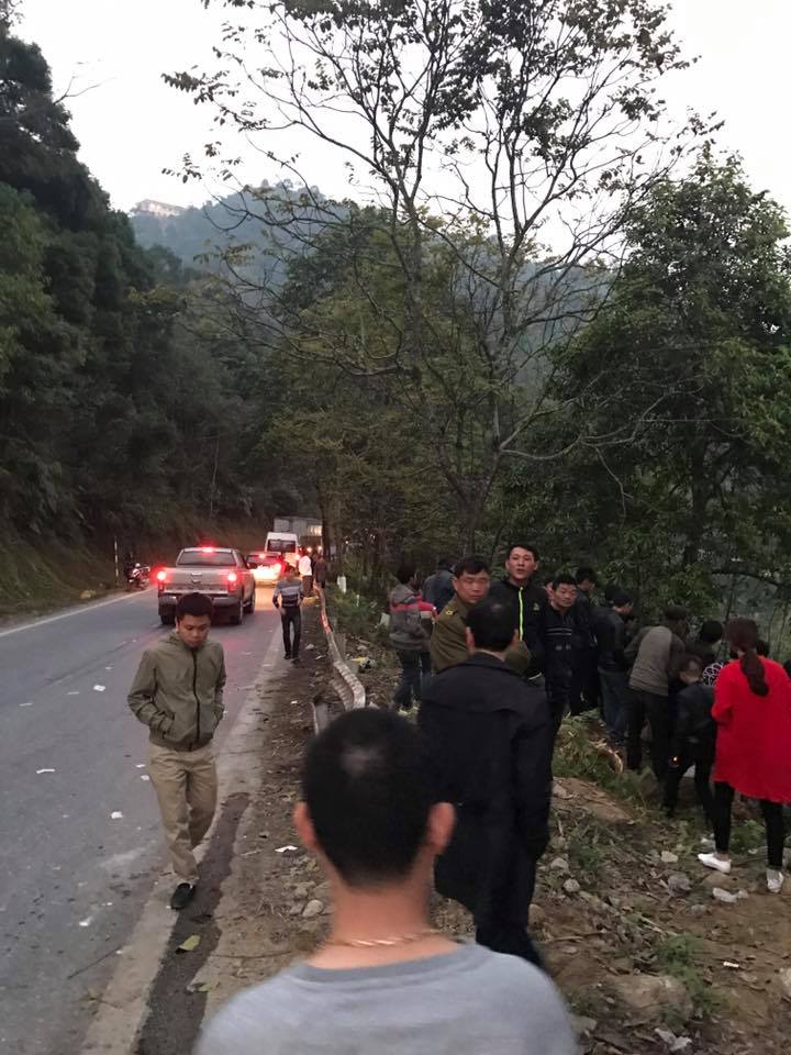 Vụ lật xe trên đường lên Sapa: Một phụ nữ tử vong và toàn bộ số người trong xe bị thương - Ảnh 2. Vụ lật xe trên đường lên Sapa: Một phụ nữ tử vong và toàn bộ số người trong xe bị thương - Ảnh 2.