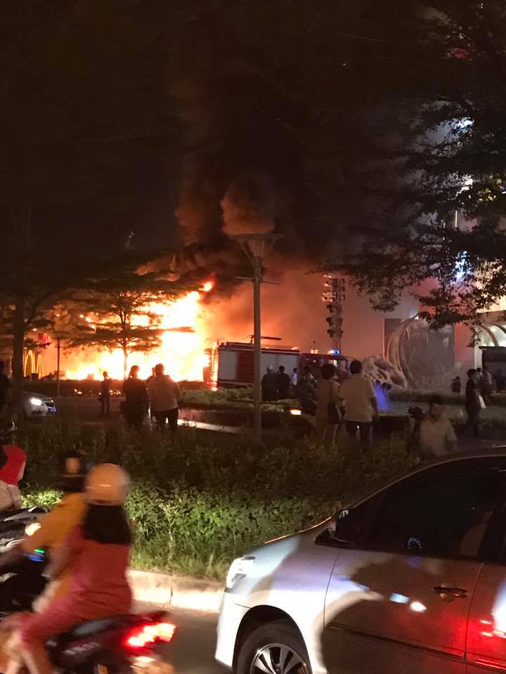 Hồ Ngọc Hà chạy tán loạn khi họp báo phim Kong xảy ra cháy lớn - Ảnh 7. Hồ Ngọc Hà chạy tán loạn khi họp báo phim Kong xảy ra cháy lớn - Ảnh 7.