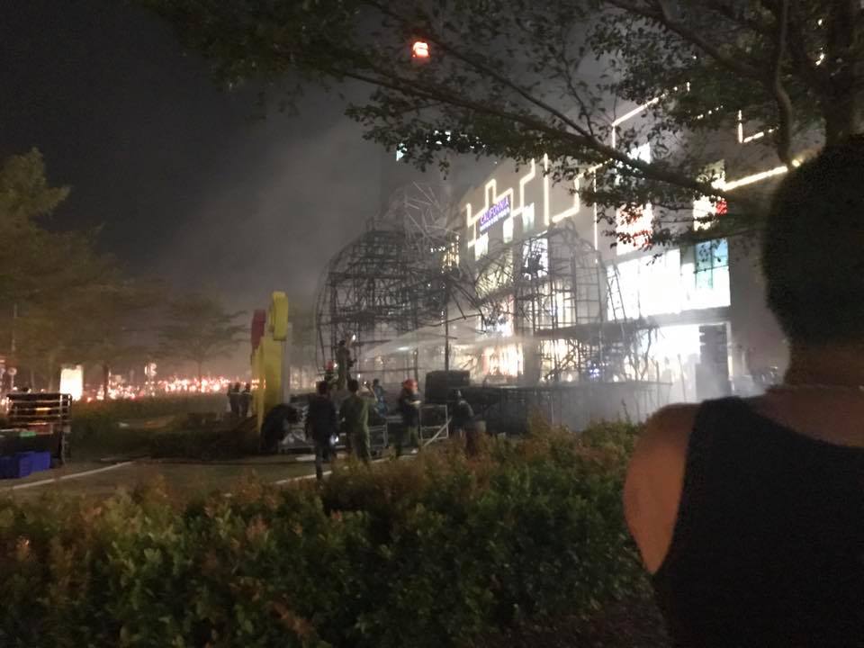 Hồ Ngọc Hà chạy tán loạn khi họp báo phim Kong xảy ra cháy lớn - Ảnh 8. Hồ Ngọc Hà chạy tán loạn khi họp báo phim Kong xảy ra cháy lớn - Ảnh 8.