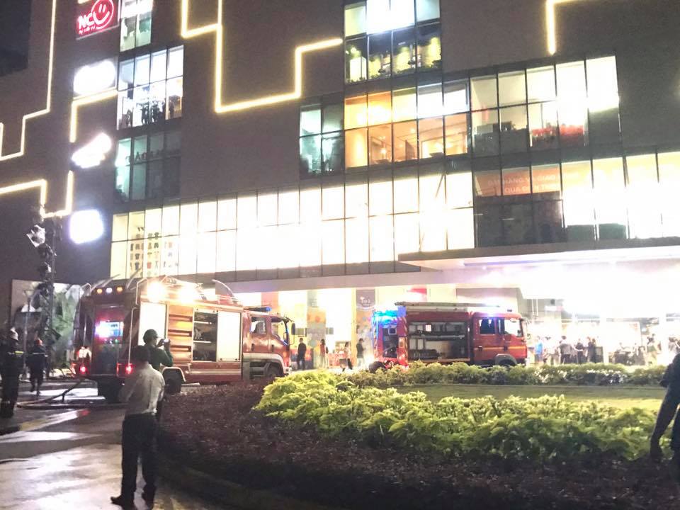 Hồ Ngọc Hà chạy tán loạn khi họp báo phim Kong xảy ra cháy lớn - Ảnh 9. Hồ Ngọc Hà chạy tán loạn khi họp báo phim Kong xảy ra cháy lớn - Ảnh 9.