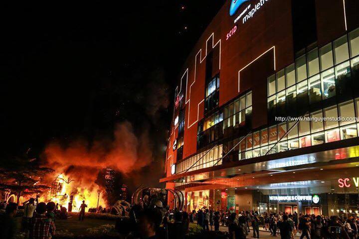 Hồ Ngọc Hà chạy tán loạn khi họp báo phim Kong xảy ra cháy lớn - Ảnh 6. Hồ Ngọc Hà chạy tán loạn khi họp báo phim Kong xảy ra cháy lớn - Ảnh 6.