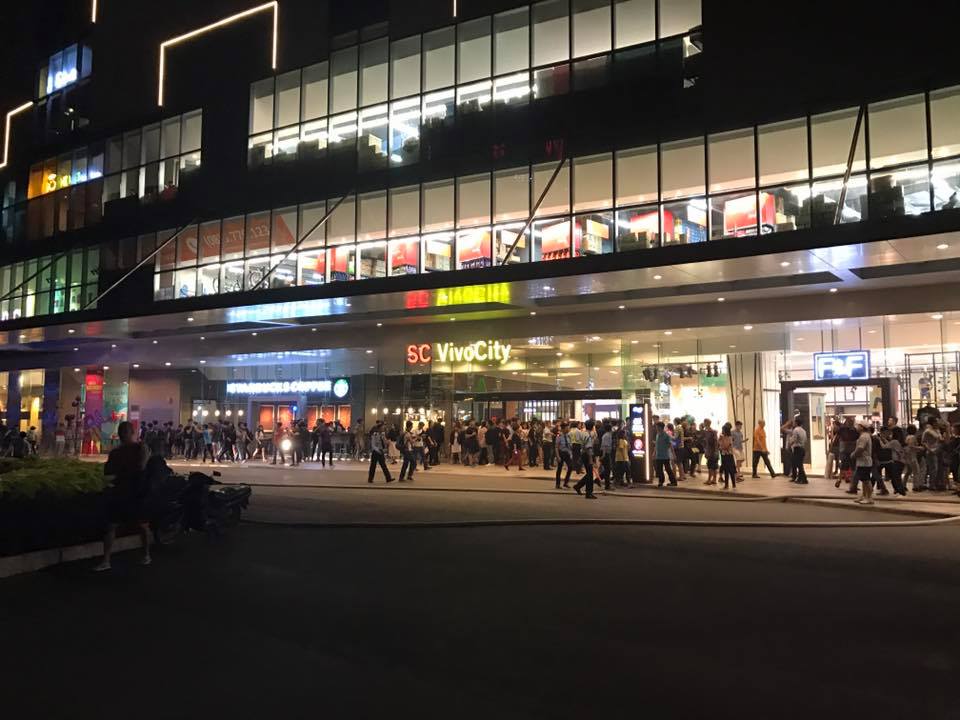 Hồ Ngọc Hà chạy tán loạn khi họp báo phim Kong xảy ra cháy lớn - Ảnh 10. Hồ Ngọc Hà chạy tán loạn khi họp báo phim Kong xảy ra cháy lớn - Ảnh 10.