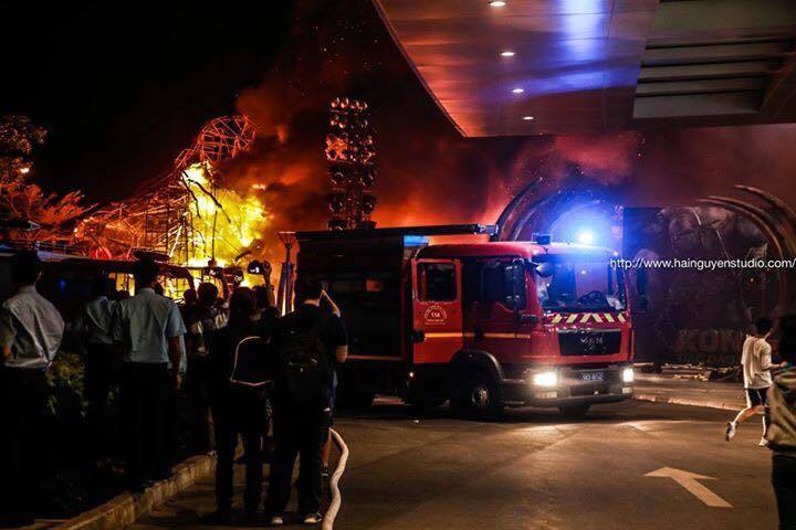 Hồ Ngọc Hà chạy tán loạn khi họp báo phim Kong xảy ra cháy lớn - Ảnh 5. Hồ Ngọc Hà chạy tán loạn khi họp báo phim Kong xảy ra cháy lớn - Ảnh 5.