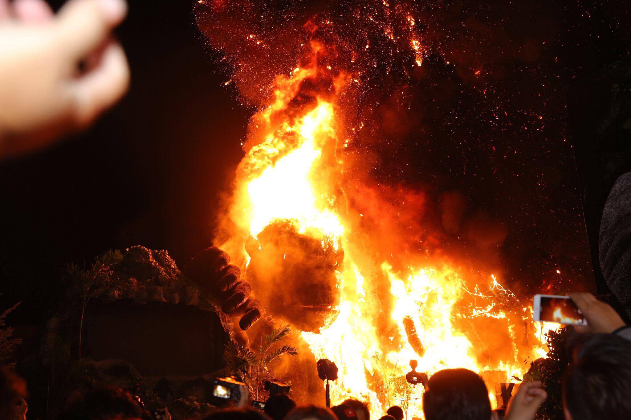 Hà Anh bất ngờ kể về người hùng giúp cô thoát khỏi đám cháy lớn ở phim Kong - Ảnh 3. Hà Anh bất ngờ kể về người hùng giúp cô thoát khỏi đám cháy lớn ở phim Kong - Ảnh 3.