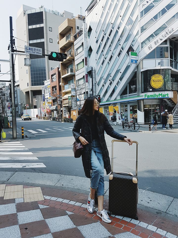 Hơn nhau có 1 tuổi, Kỳ Duyên chọn cây đen già dặn còn Angela Phương Trinh vẫn nhí nhảnh trong street style tuần qua - Ảnh 6. Hơn nhau có 1 tuổi, Kỳ Duyên chọn cây đen già dặn còn Angela Phương Trinh vẫn nhí nhảnh trong street style tuần qua - Ảnh 6.