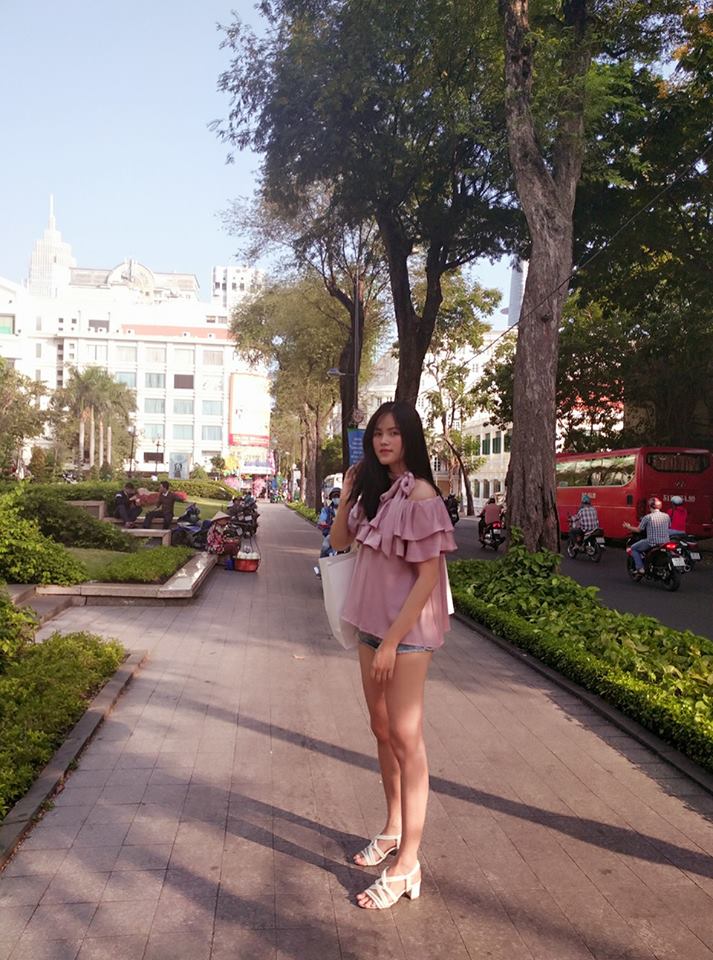 Hơn nhau có 1 tuổi, Kỳ Duyên chọn cây đen già dặn còn Angela Phương Trinh vẫn nhí nhảnh trong street style tuần qua - Ảnh 11. Hơn nhau có 1 tuổi, Kỳ Duyên chọn cây đen già dặn còn Angela Phương Trinh vẫn nhí nhảnh trong street style tuần qua - Ảnh 11.