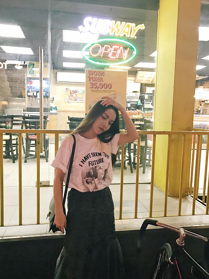 Hơn nhau có 1 tuổi, Kỳ Duyên chọn cây đen già dặn còn Angela Phương Trinh vẫn nhí nhảnh trong street style tuần qua - Ảnh 20. Hơn nhau có 1 tuổi, Kỳ Duyên chọn cây đen già dặn còn Angela Phương Trinh vẫn nhí nhảnh trong street style tuần qua - Ảnh 20.