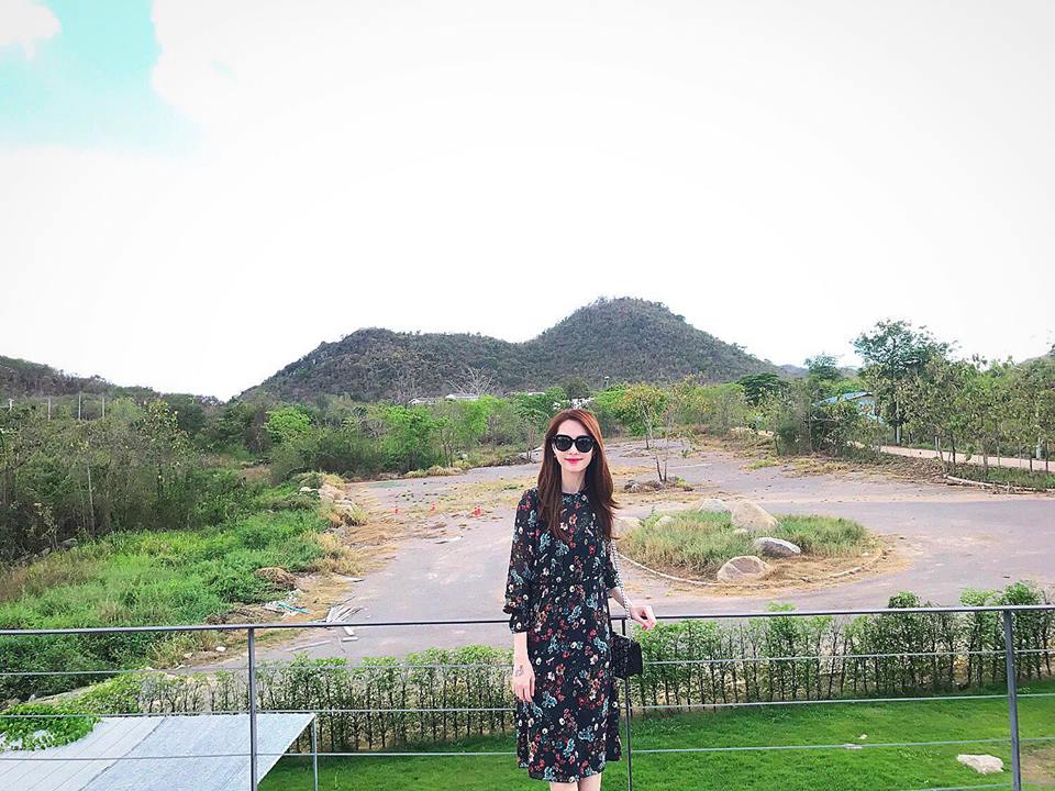 Hơn nhau có 1 tuổi, Kỳ Duyên chọn cây đen già dặn còn Angela Phương Trinh vẫn nhí nhảnh trong street style tuần qua - Ảnh 10. Hơn nhau có 1 tuổi, Kỳ Duyên chọn cây đen già dặn còn Angela Phương Trinh vẫn nhí nhảnh trong street style tuần qua - Ảnh 10.