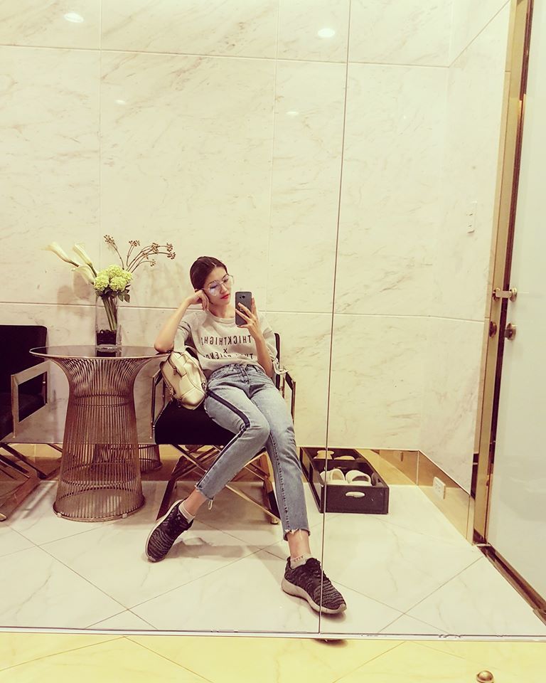 Hơn nhau có 1 tuổi, Kỳ Duyên chọn cây đen già dặn còn Angela Phương Trinh vẫn nhí nhảnh trong street style tuần qua - Ảnh 19. Hơn nhau có 1 tuổi, Kỳ Duyên chọn cây đen già dặn còn Angela Phương Trinh vẫn nhí nhảnh trong street style tuần qua - Ảnh 19.