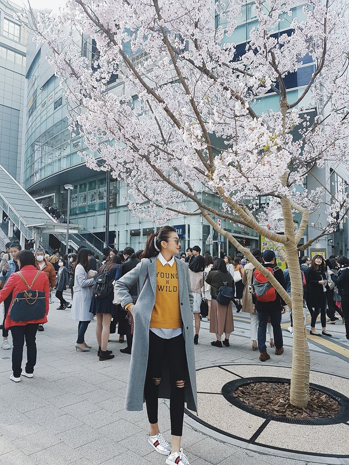 Hơn nhau có 1 tuổi, Kỳ Duyên chọn cây đen già dặn còn Angela Phương Trinh vẫn nhí nhảnh trong street style tuần qua - Ảnh 8. Hơn nhau có 1 tuổi, Kỳ Duyên chọn cây đen già dặn còn Angela Phương Trinh vẫn nhí nhảnh trong street style tuần qua - Ảnh 8.